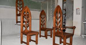Sedia Papale in legno di design artigianale 